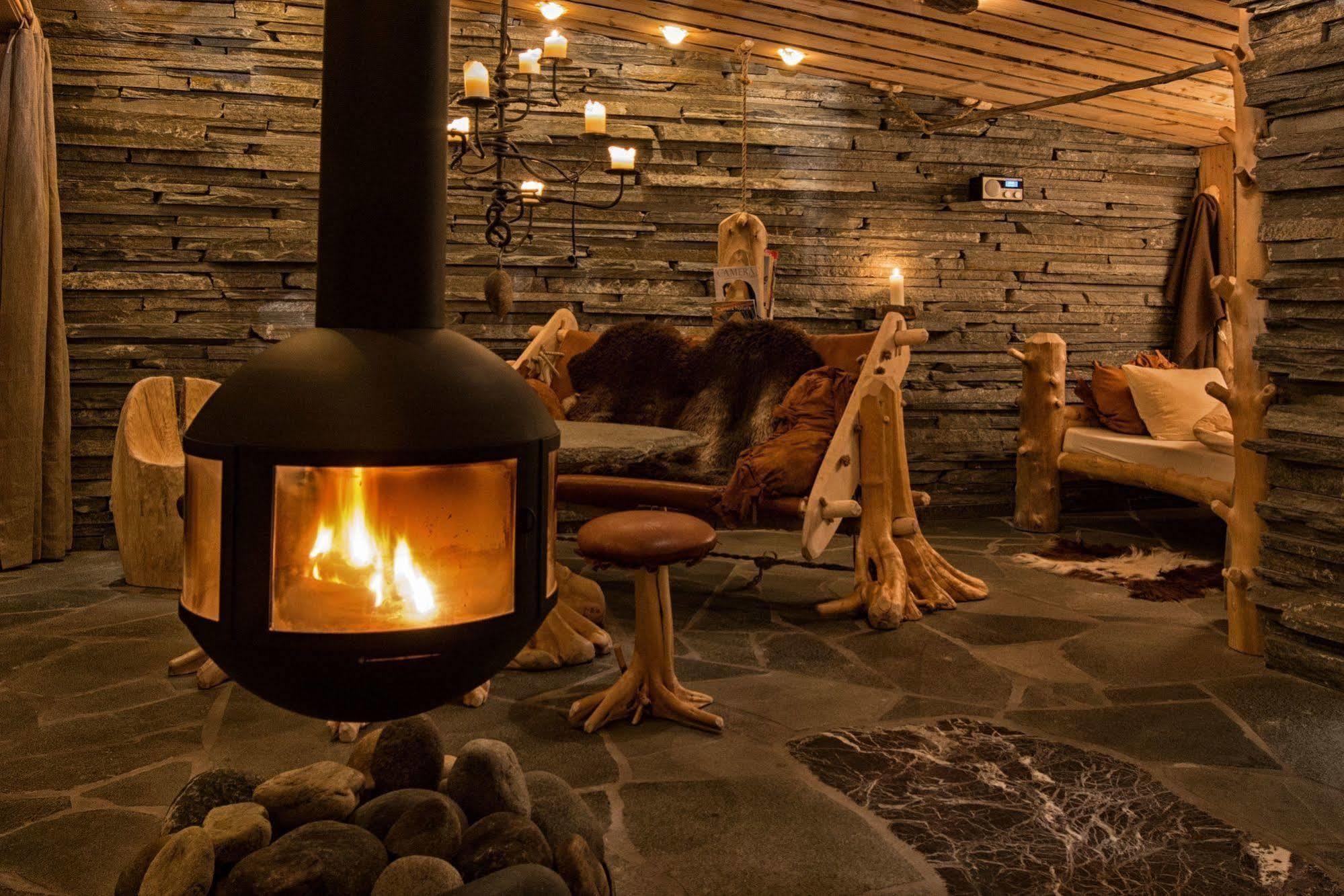 Engholm Husky Design Lodge Карашьок Екстериор снимка